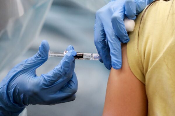 El Ministerio de Salud ha emitido un llamado a nivel nacional, instando a la población a dirigirse a los centros de vacunación para recibir la dosis